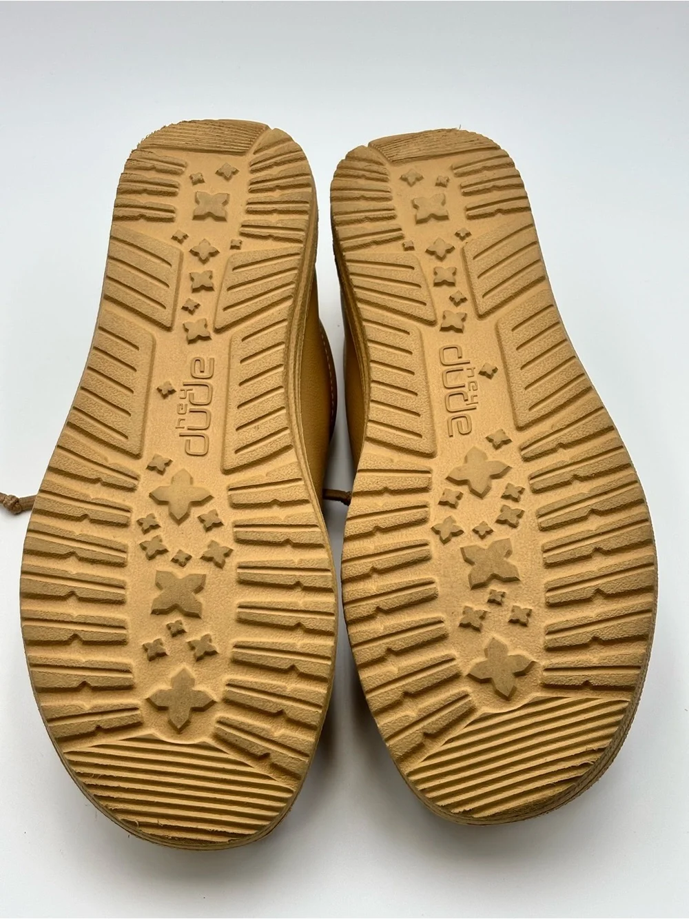 Hey Dude Wally Mono Leather Tan Slip-on Loafers Comfortable Light-Weight Size 4